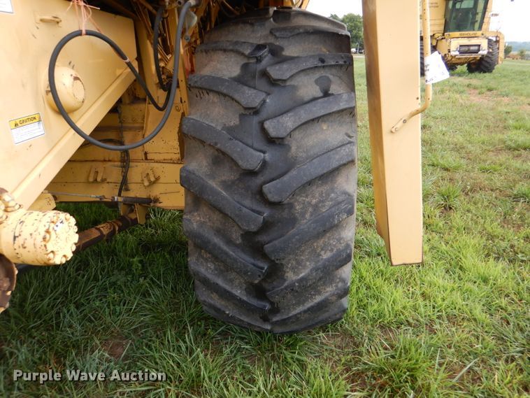 image for item DL3324 1997 New Holland TR98  combine