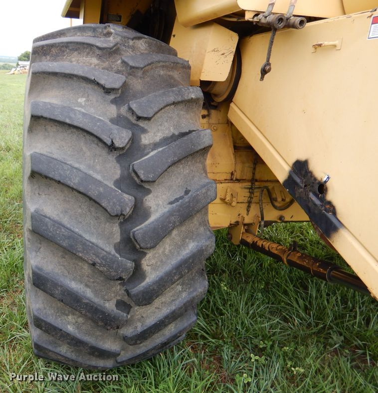 image for item DL3324 1997 New Holland TR98  combine