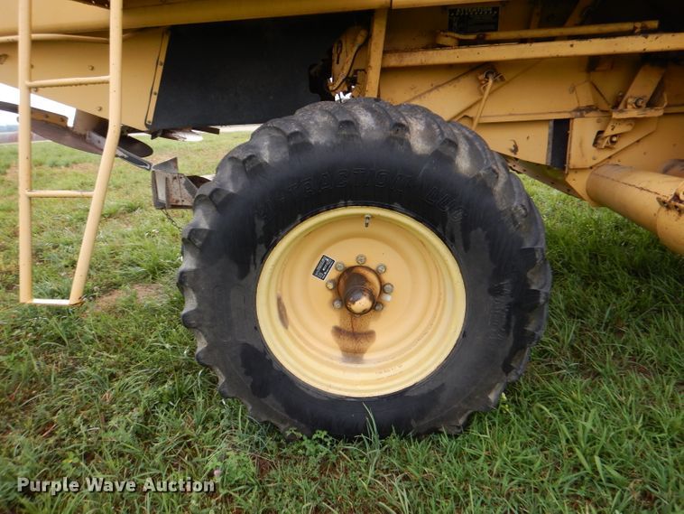 image for item DL3324 1997 New Holland TR98  combine