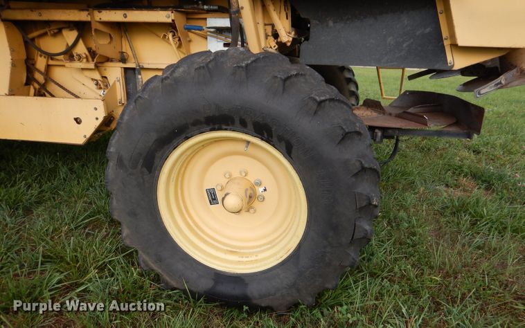 image for item DL3324 1997 New Holland TR98  combine