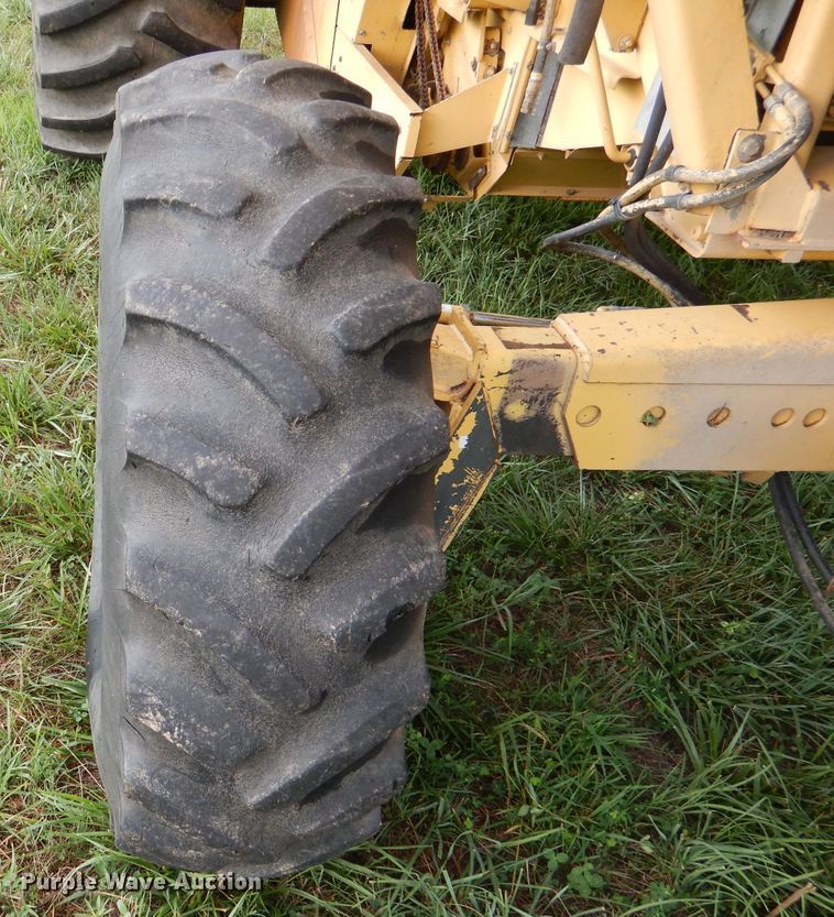 image for item DL3324 1997 New Holland TR98  combine