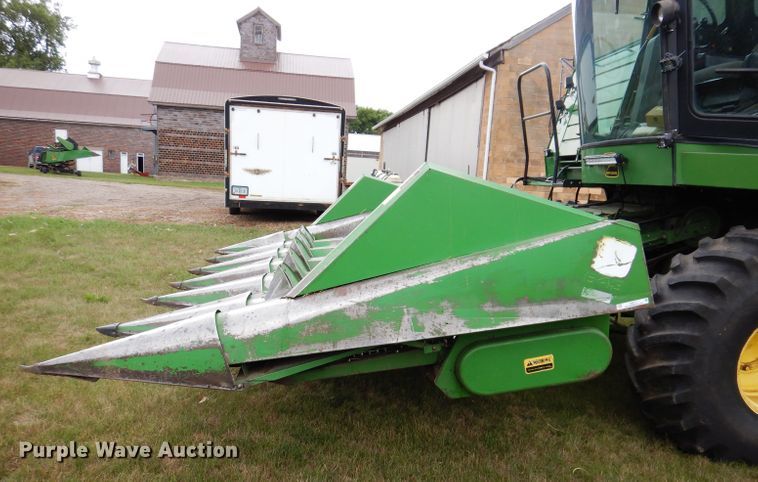 image for item IQ9717 John Deere 643  corn head