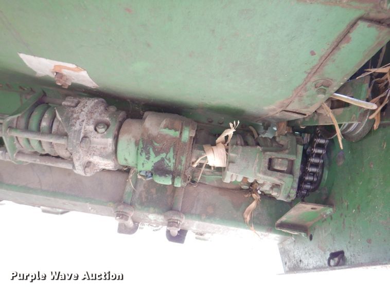 image for item IQ9717 John Deere 643  corn head