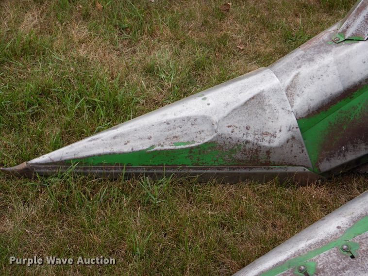 image for item IQ9717 John Deere 643  corn head