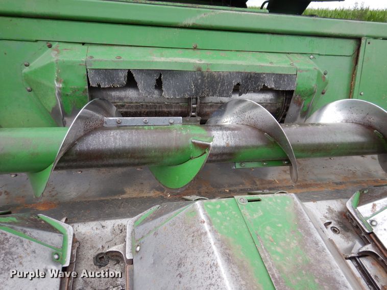 image for item IQ9717 John Deere 643  corn head