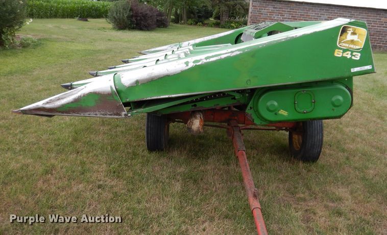 image for item IQ9719 John Deere 643  corn head