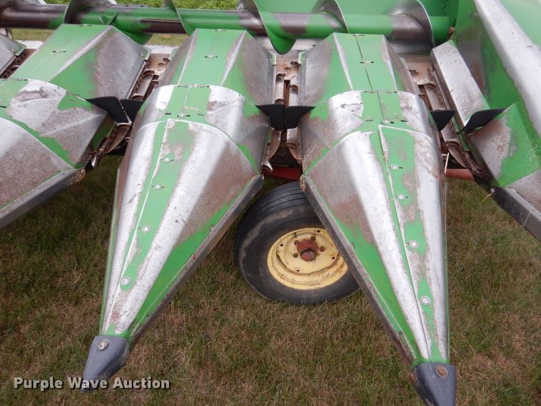 image for item IQ9719 John Deere 643  corn head