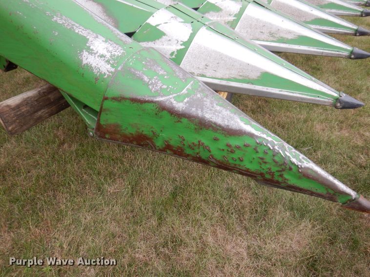image for item IQ9719 John Deere 643  corn head