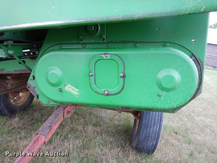 image for item IQ9719 John Deere 643  corn head