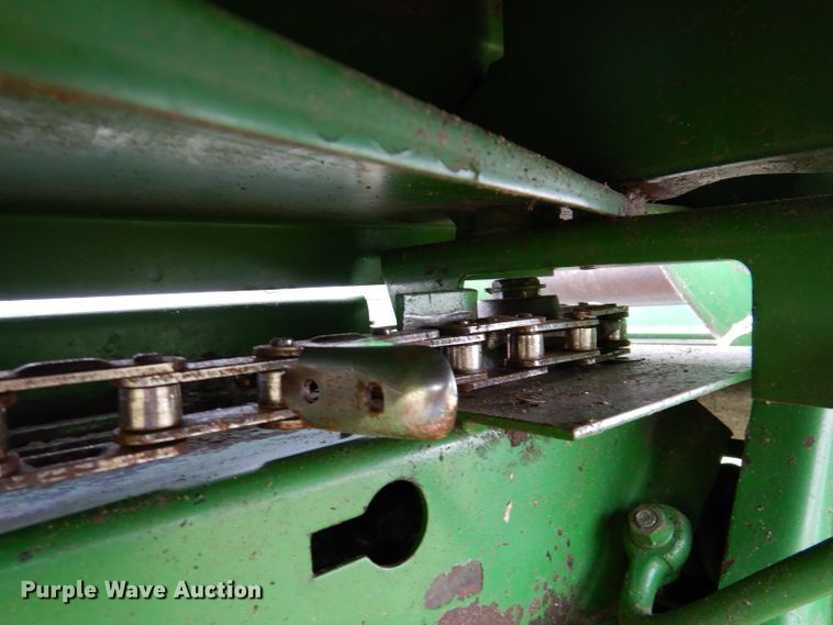 image for item IQ9719 John Deere 643  corn head