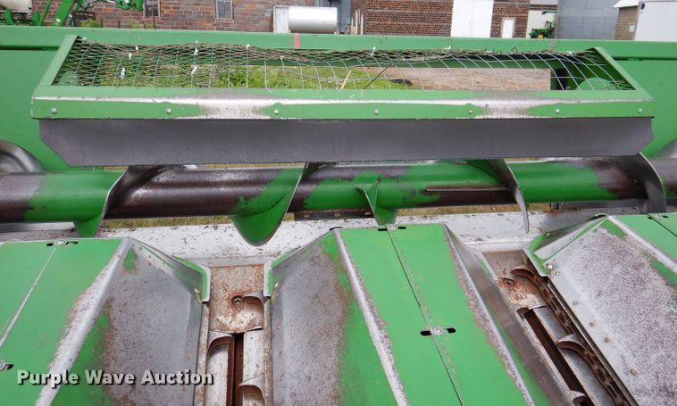image for item IQ9719 John Deere 643  corn head