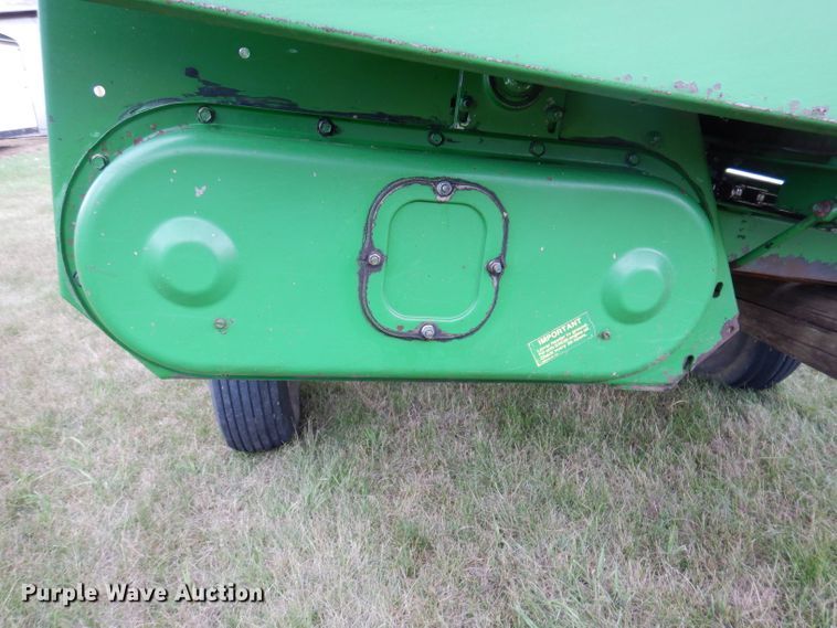 image for item IQ9719 John Deere 643  corn head