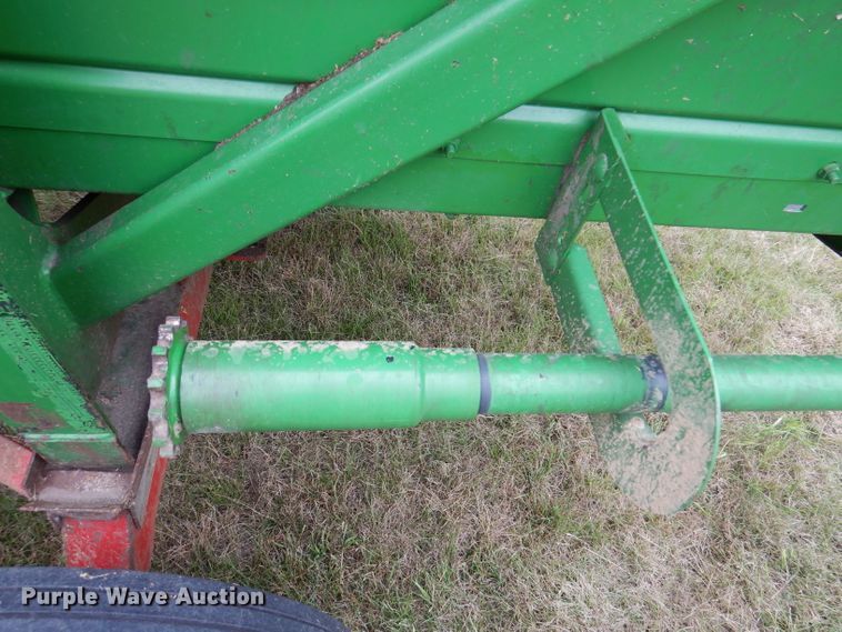image for item IQ9719 John Deere 643  corn head