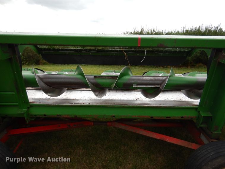 image for item IQ9719 John Deere 643  corn head