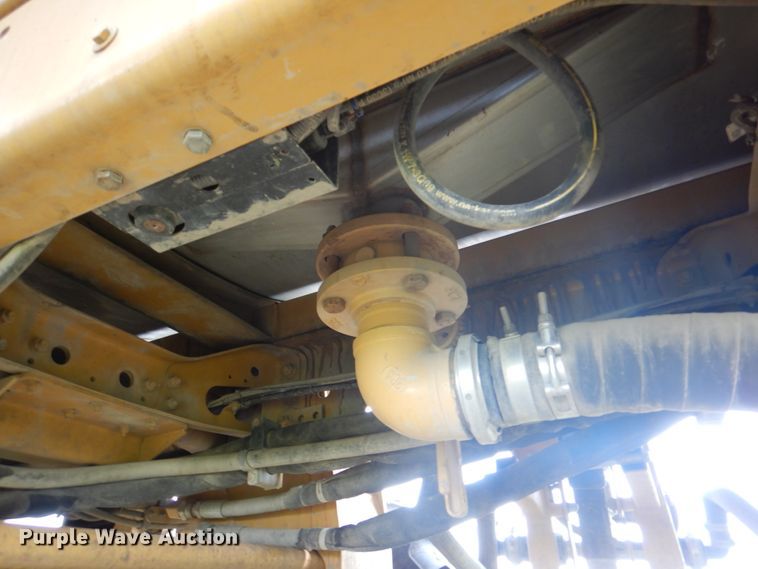 image for item JY9754 2011 Ag-Chem RoGator 994  sprayer