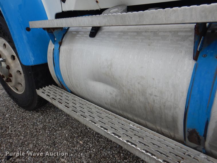 image for item JY9775 1987 International 9370  box truck