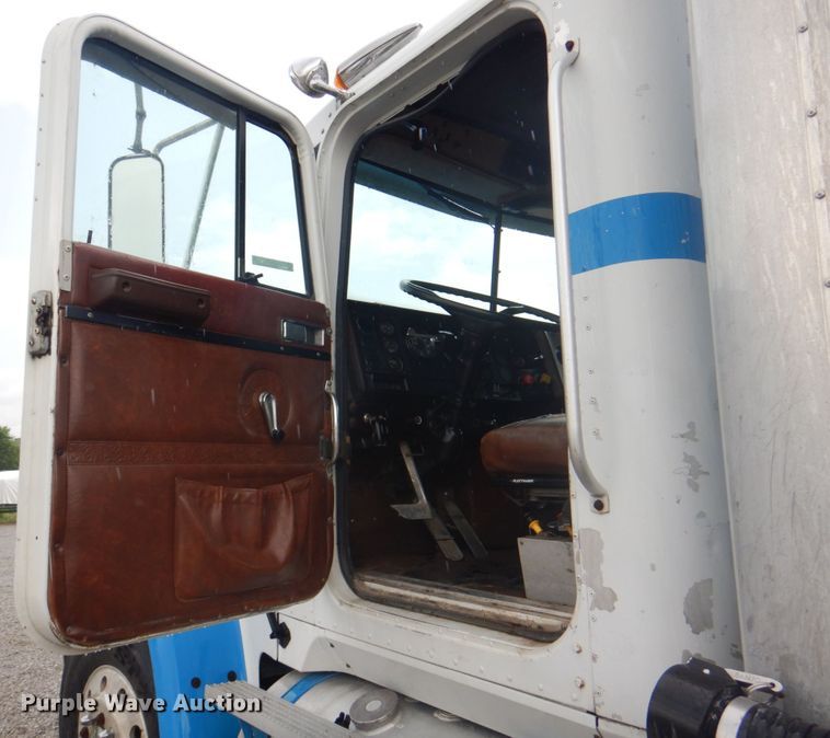 image for item JY9775 1987 International 9370  box truck