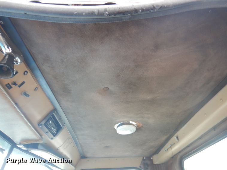 image for item JY9775 1987 International 9370  box truck