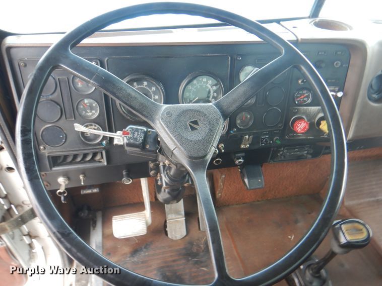 image for item JY9775 1987 International 9370  box truck