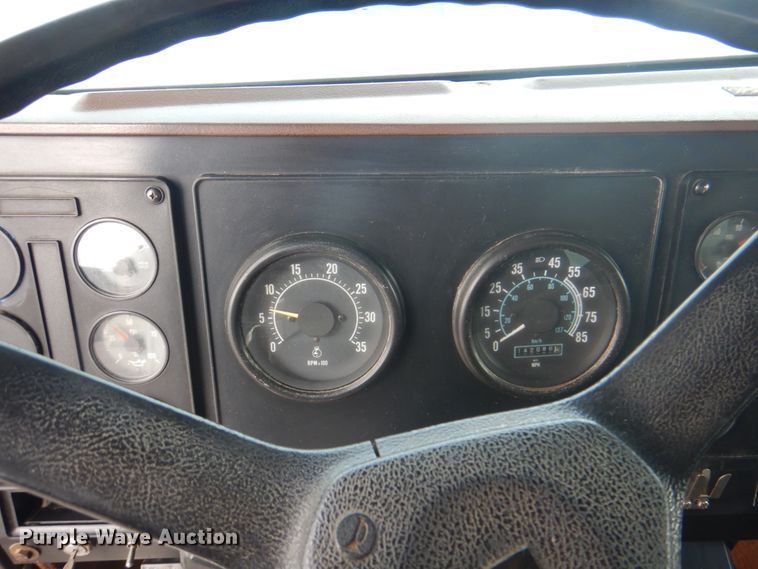 image for item JY9775 1987 International 9370  box truck