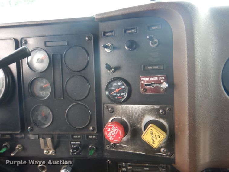 image for item JY9775 1987 International 9370  box truck