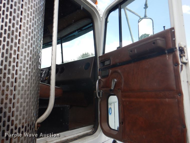 image for item JY9775 1987 International 9370  box truck