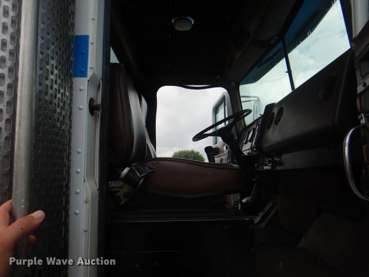 image for item JY9775 1987 International 9370  box truck