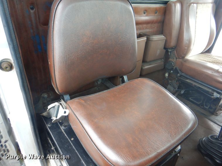 image for item JY9775 1987 International 9370  box truck