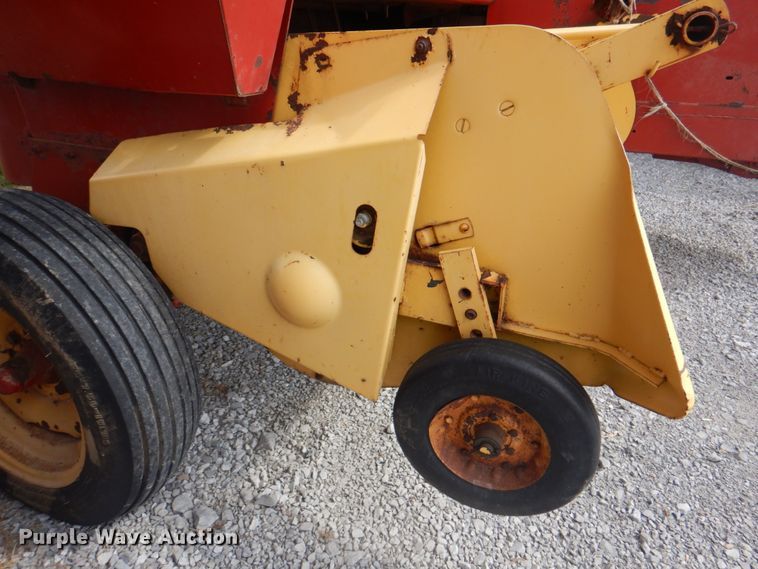image for item JY9786 1986 New Holland 311  small square baler