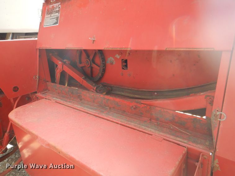 image for item JY9786 1986 New Holland 311  small square baler