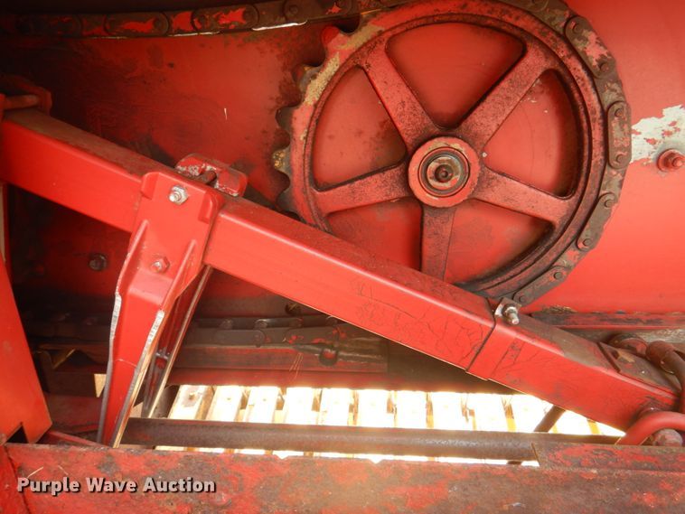 image for item JY9786 1986 New Holland 311  small square baler