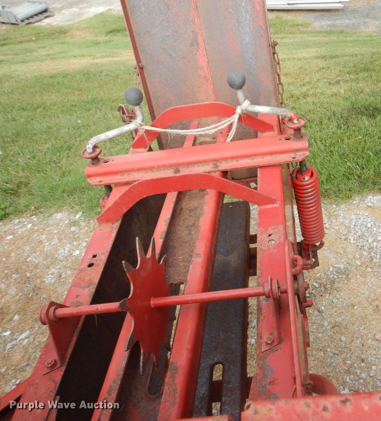 image for item JY9786 1986 New Holland 311  small square baler