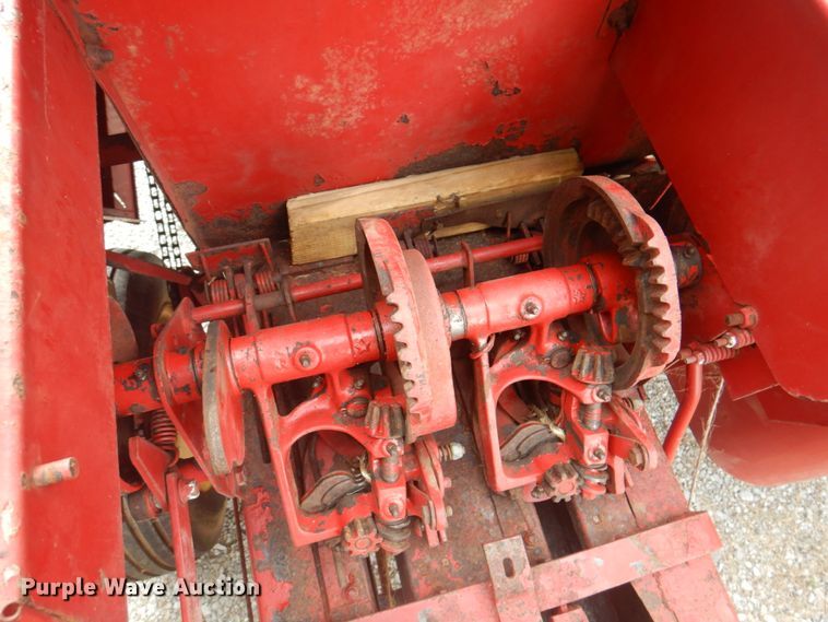 image for item JY9786 1986 New Holland 311  small square baler