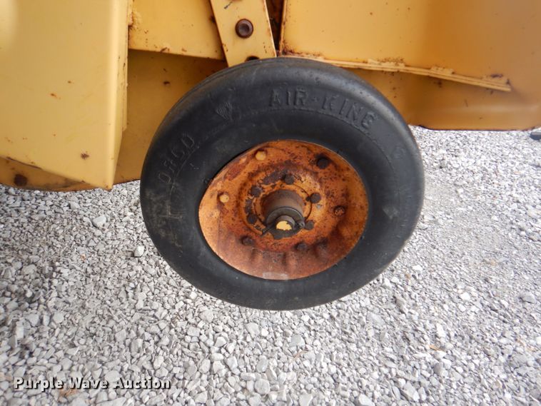 image for item JY9786 1986 New Holland 311  small square baler