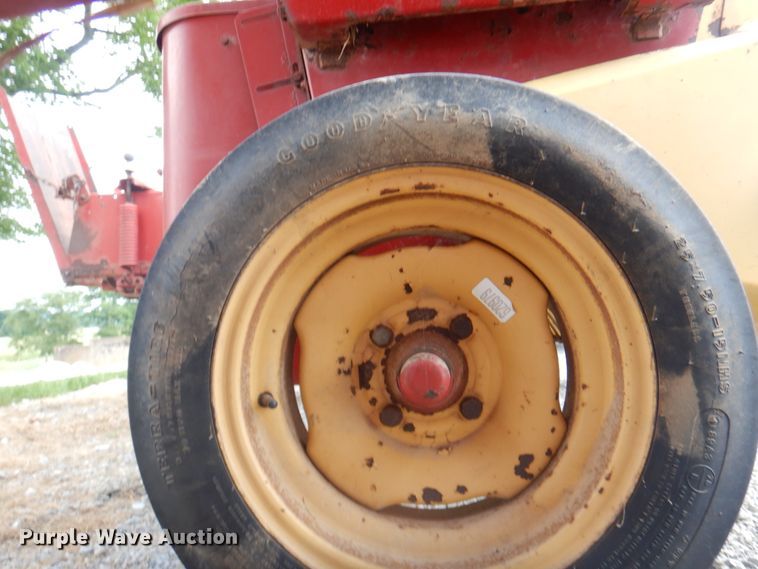 image for item JY9786 1986 New Holland 311  small square baler