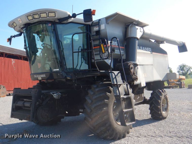 image for item JY9792 2004 Gleaner R65  combine