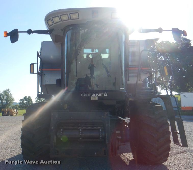 image for item JY9792 2004 Gleaner R65  combine