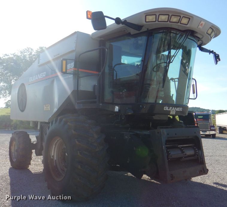 image for item JY9792 2004 Gleaner R65  combine