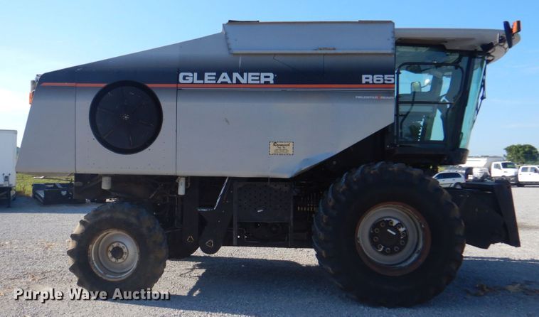 image for item JY9792 2004 Gleaner R65  combine