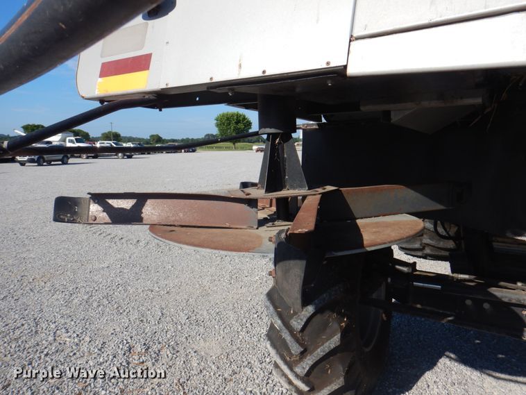 image for item JY9792 2004 Gleaner R65  combine