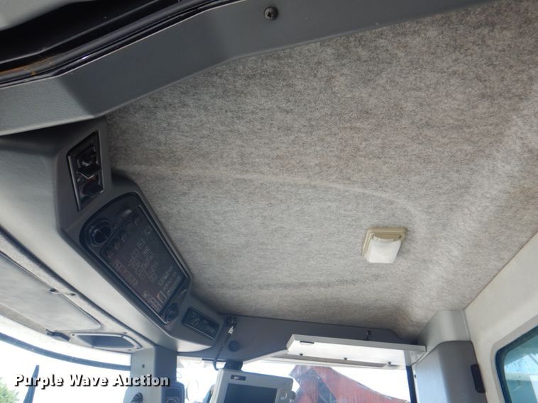 image for item JY9792 2004 Gleaner R65  combine