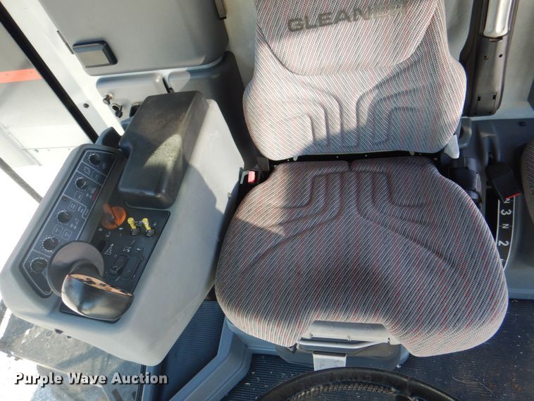 image for item JY9792 2004 Gleaner R65  combine