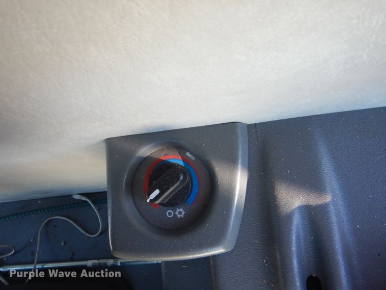 image for item JY9792 2004 Gleaner R65  combine