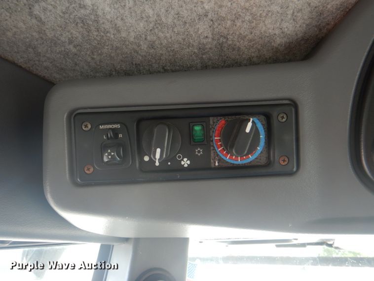 image for item JY9792 2004 Gleaner R65  combine