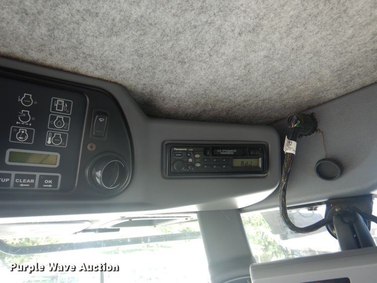 image for item JY9792 2004 Gleaner R65  combine