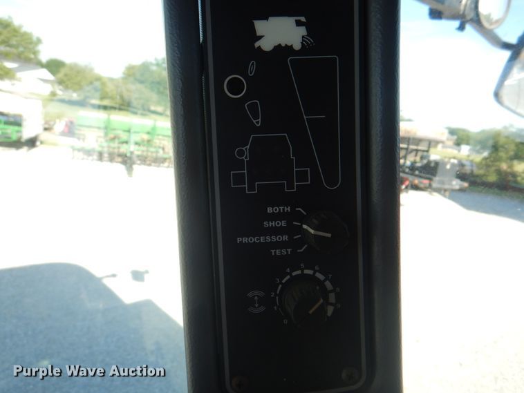 image for item JY9792 2004 Gleaner R65  combine