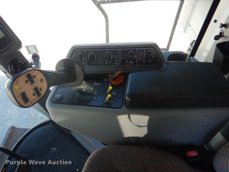 image for item JY9792 2004 Gleaner R65  combine