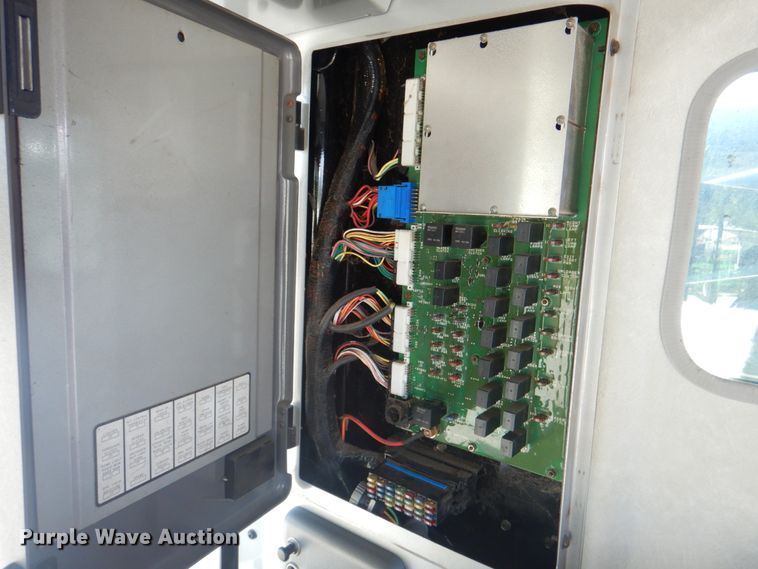 image for item JY9792 2004 Gleaner R65  combine