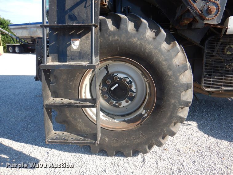 image for item JY9792 2004 Gleaner R65  combine