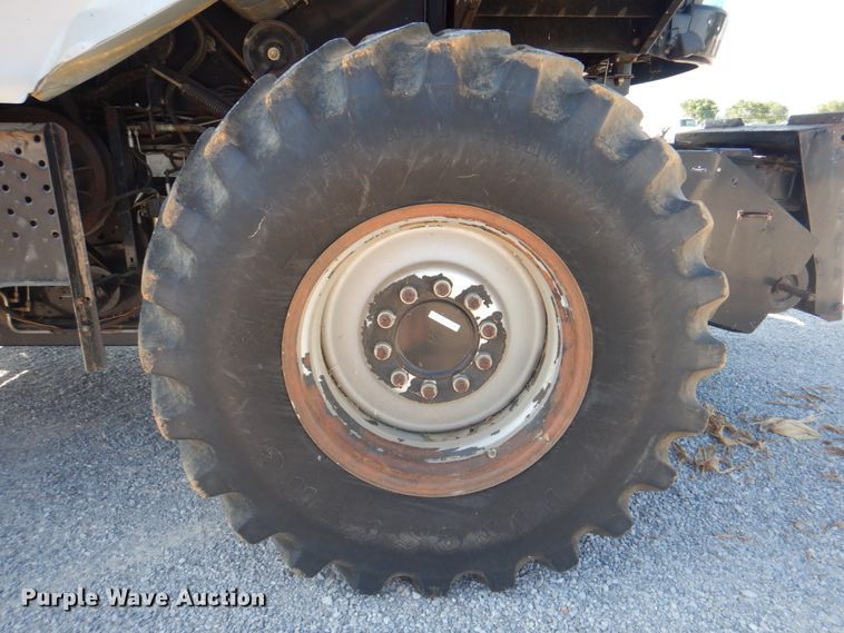 image for item JY9792 2004 Gleaner R65  combine